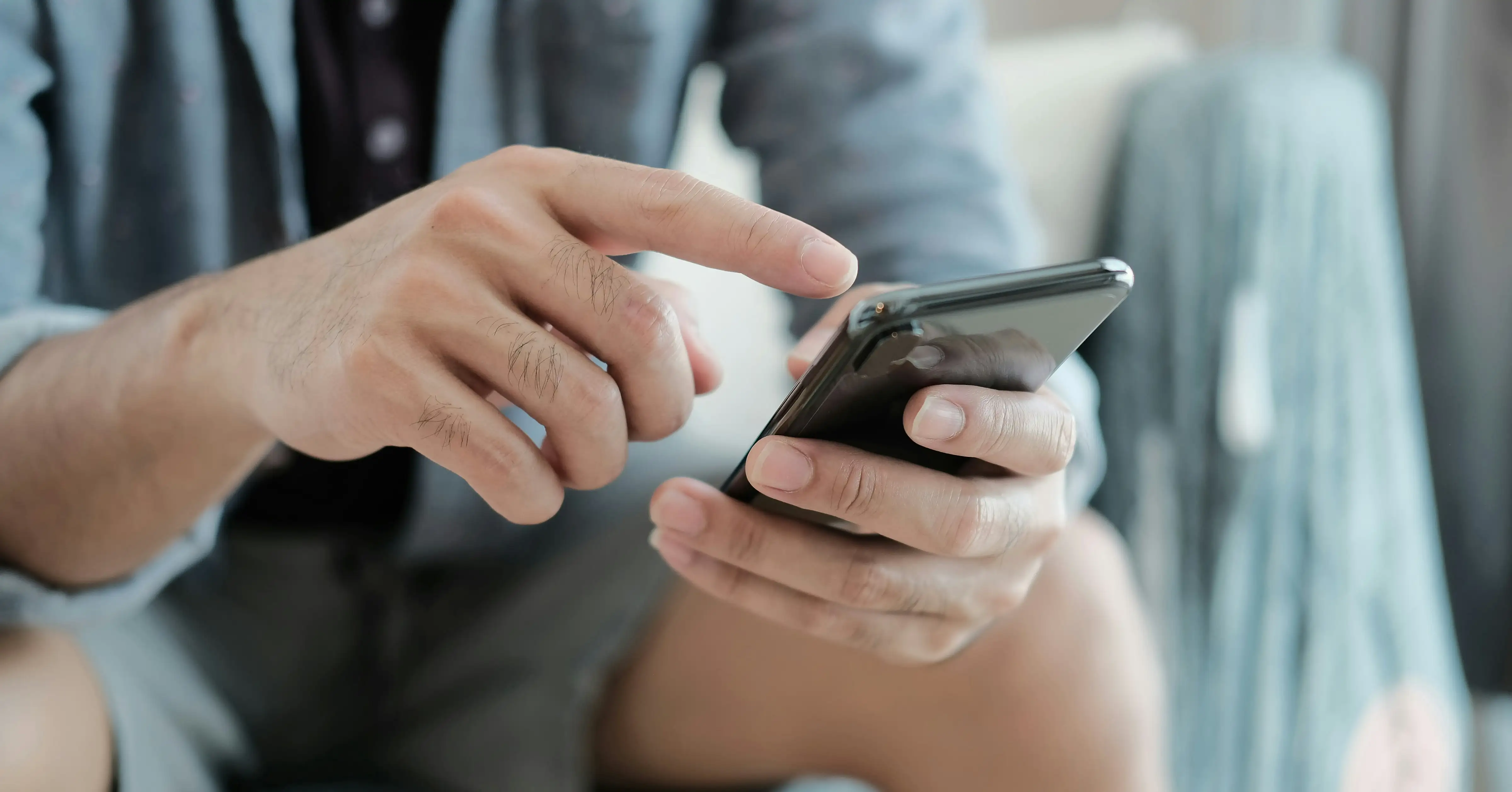 Mitarbeiter tippt auf sein Handy